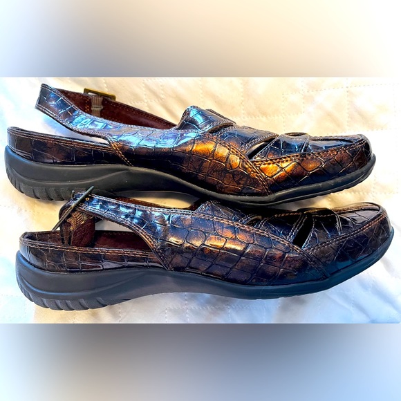 Easy Street Comfort Wave Alligator skin sandals in brown/copper, size 9M. - Picture 2 of 4